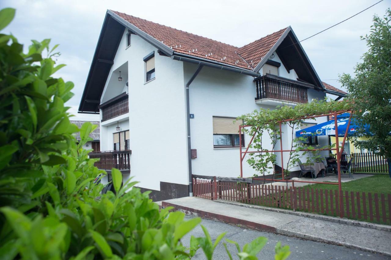 Apartman Dubravcic Apartamento Otočac Exterior foto
