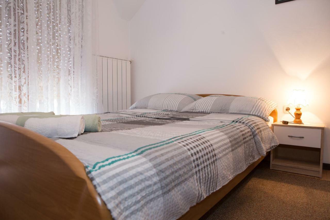 Apartman Dubravcic Apartamento Otočac Exterior foto